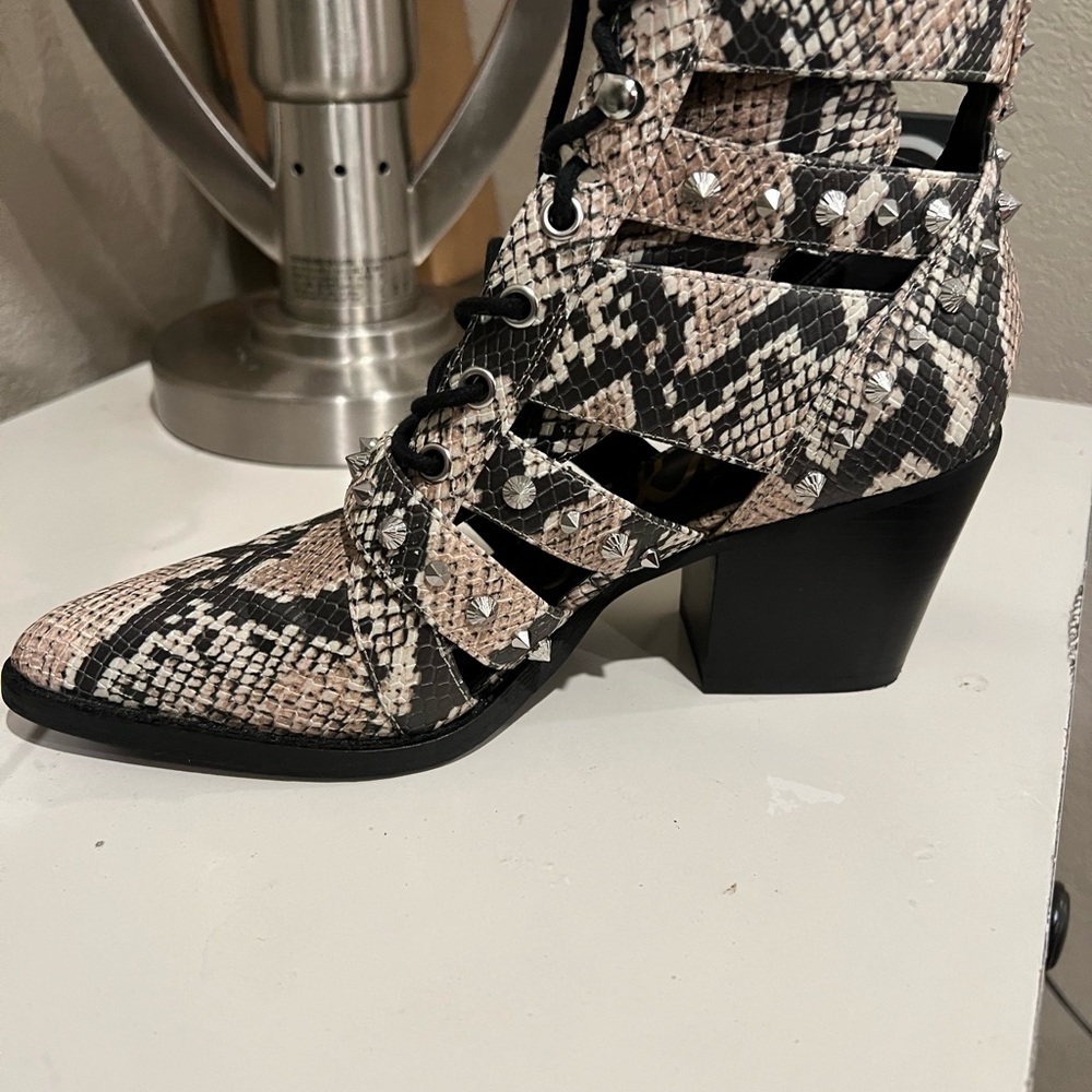 Beautiful ankle boots. Zebra color and leather